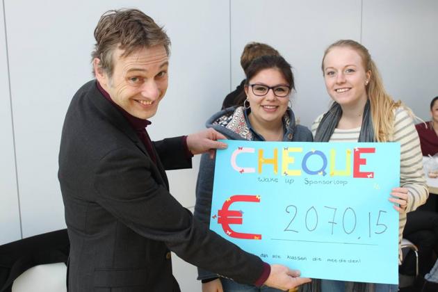 Ivo receiving the cheque for Wake up! Ivo receiving the cheque for Wake up!