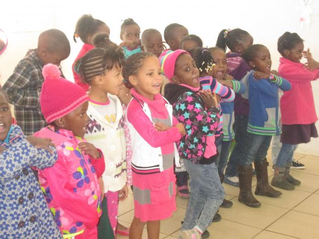 The children treated everyone to an enthusiastic singing and dancing performance The children treated everyone to an enthusiastic singing and dancing performance
